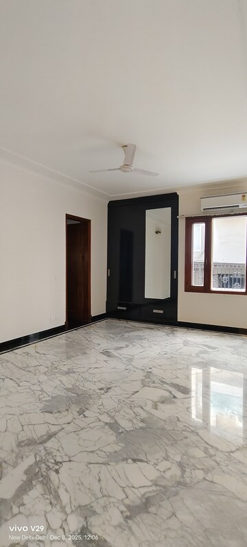 Room in 5 BHK Builder Floor at Panchsheel Park – for Rent