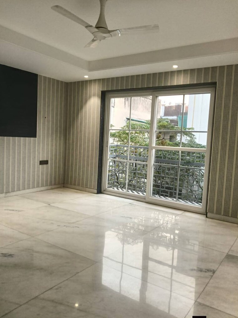 Room, defence colony 3 Bedroom 325 Sq.Yd. Builder Floor In Defence Colony Delhi 9595655