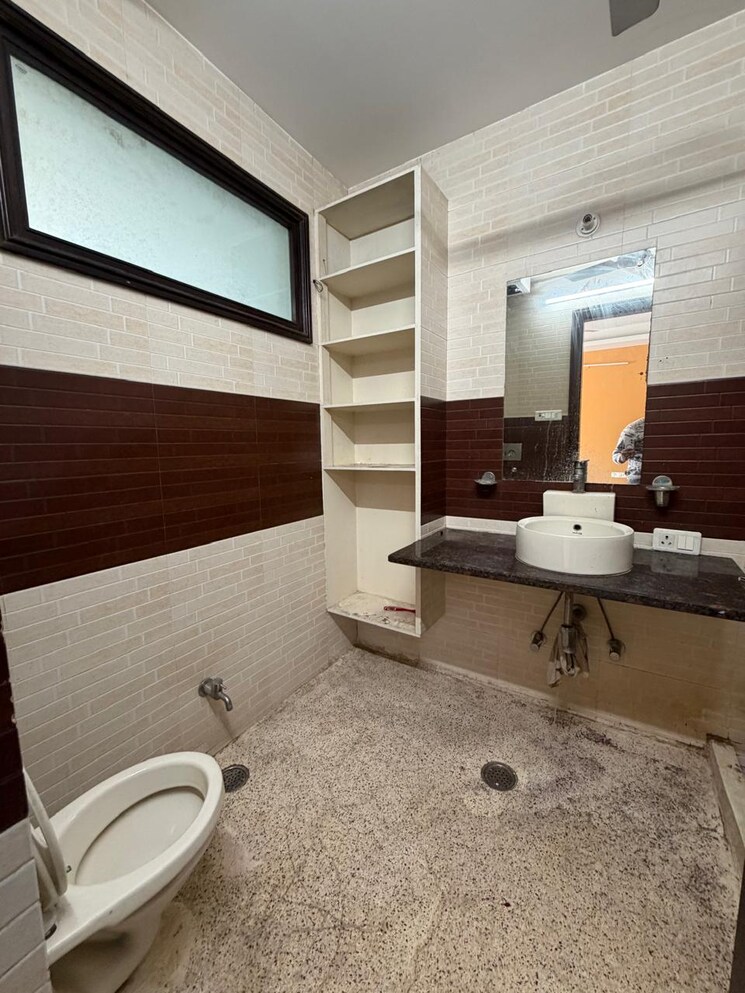 Attached Bathroom, sector 15 2 Bedroom 2000 Sq.Ft. Builder Floor In Sector 15 Gurgaon 9595667
