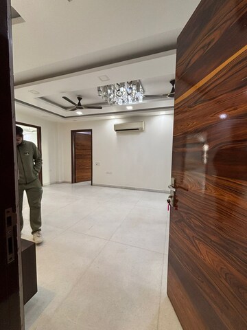 Room in 4 BHK Builder Floor at Sector 31 – for Rent