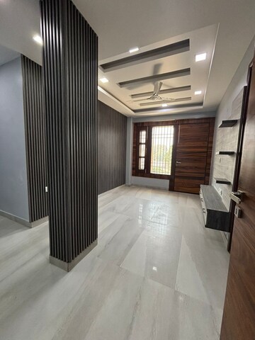 Building Lobby in 4 BHK Builder Floor at Sector 31 – for Rent