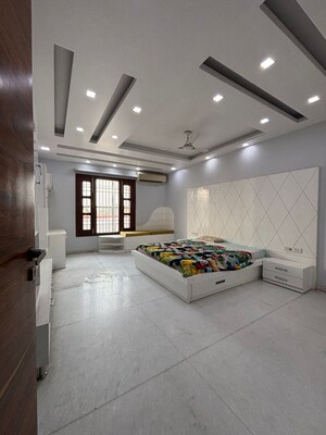 Room in 4 BHK Builder Floor at Sector 31 – for Rent