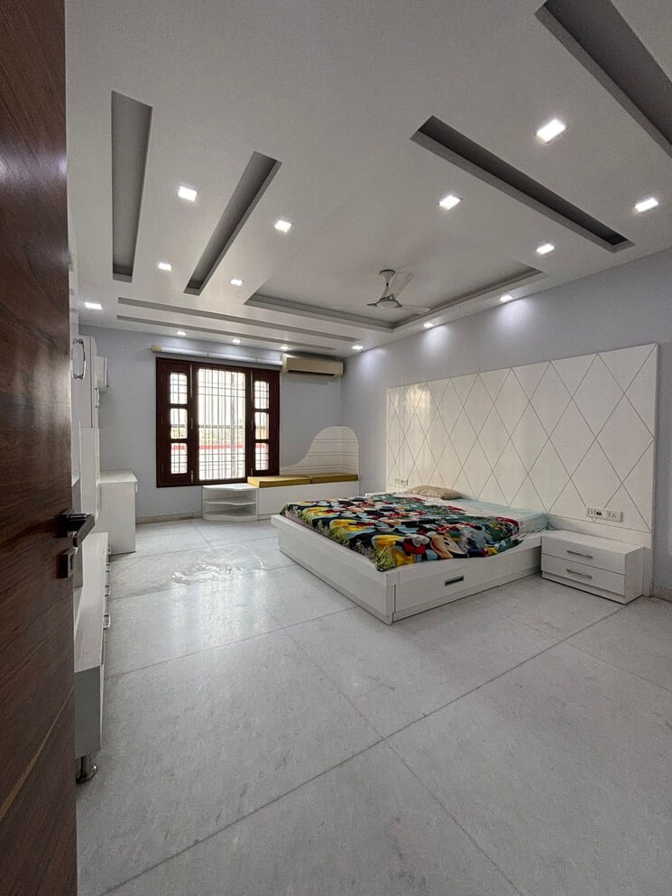 Room, sector 31 4 Bedroom 3500 Sq.Ft. Builder Floor In Sector 31 Gurgaon 9595698