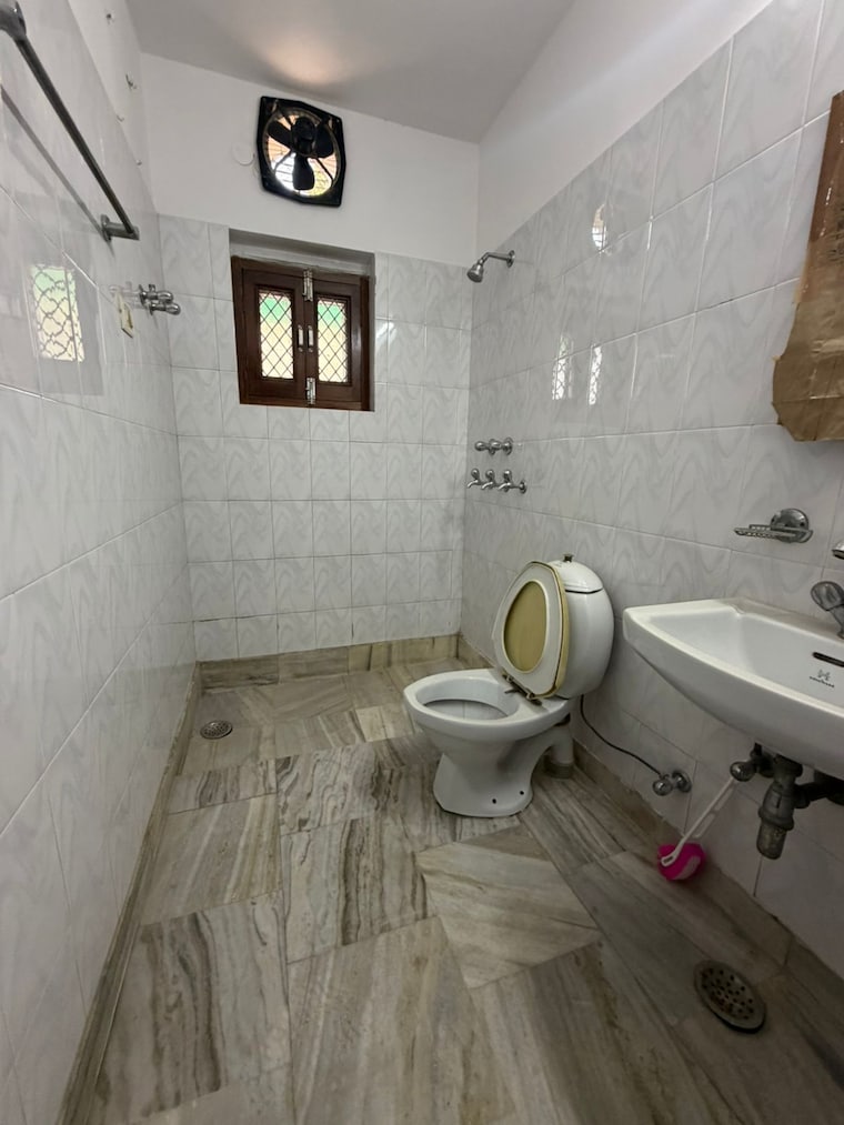 Bathroom, sector 15 3 Bedroom 28000 Sq.Ft. Builder Floor In Sector 15 Gurgaon 9595702