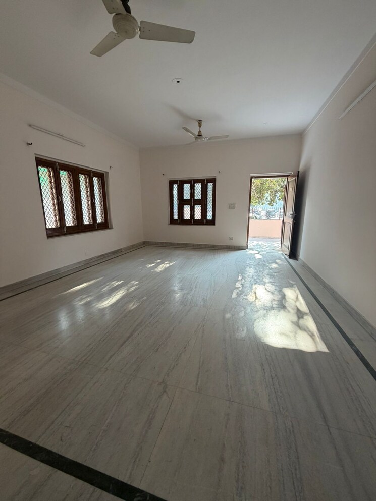 Room, sector 15 3 Bedroom 28000 Sq.Ft. Builder Floor In Sector 15 Gurgaon 9595702