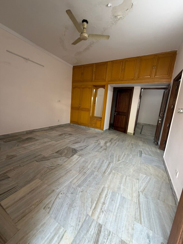 Room, sector 15 3 Bedroom 28000 Sq.Ft. Builder Floor In Sector 15 Gurgaon 9595702