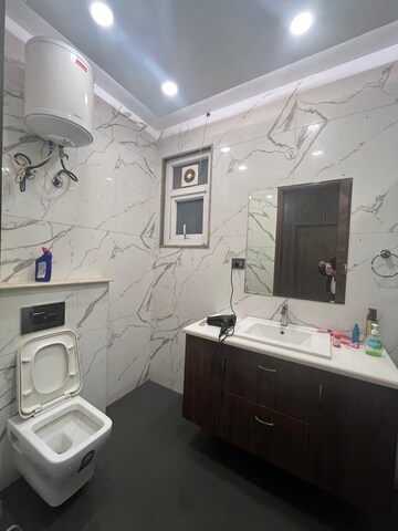 Attached Bathroom in 2 BHK Builder Floor at Sector 43 – for Rent