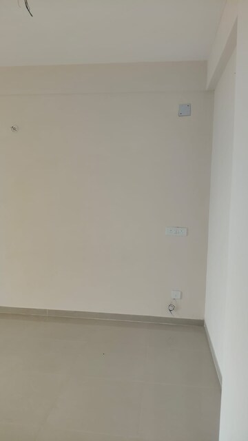 Room in 3 BHK Apartment at Oro Element, Jankipuram Extension – for Rent