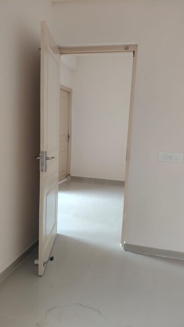 Room in 3 BHK Apartment at Oro Element, Jankipuram Extension – for Rent