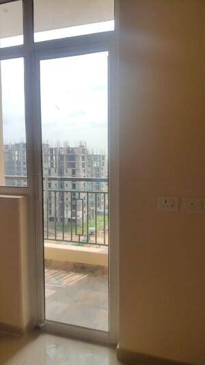 Room in 3 BHK Apartment at Oro Element, Jankipuram Extension – for Rent