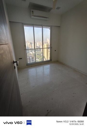 Room in 2.5 BHK Apartment at Ekta Tripolis, Goregaon West – for Rent