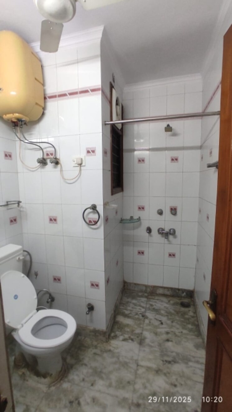 Attached Bathroom, kalkaji 2 Bedroom 1000 Sq.Ft. Builder Floor In Kalkaji Delhi 9595810
