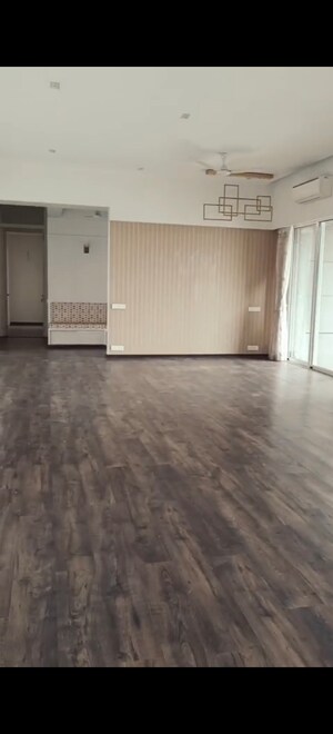 Room in 4 BHK Apartment at Windsor Grande Residences, Andheri West – for Rent