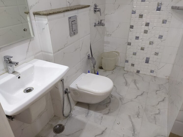 Bathroom, lajpat nagar i 2 Bedroom 1020 Sq.Ft. Builder Floor In Lajpat Nagar I Delhi 9595837