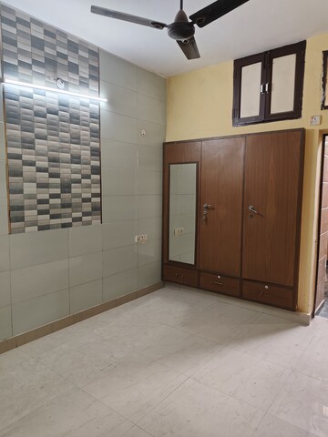 Room in 3 BHK Builder Floor at RWA Apartments Sector 26, Sector 26 – for Rent