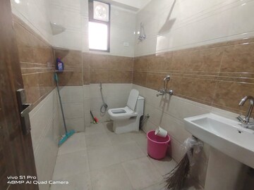 Bathroom in 3 BHK Apartment at Capital Royal Casa, Gms Road – for Rent