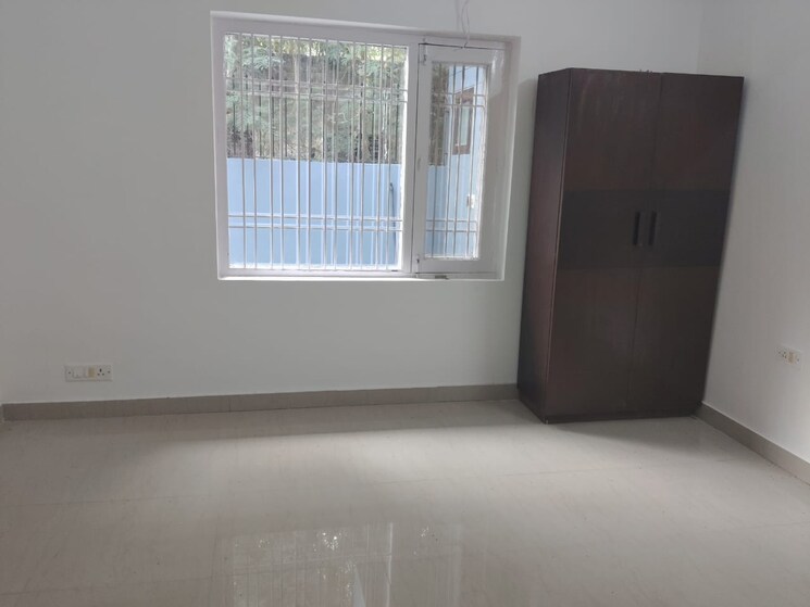 Room, sector 93 3.5 Bedroom 450 Sq.Mt. Independent House In Sector 93 Noida 9595947