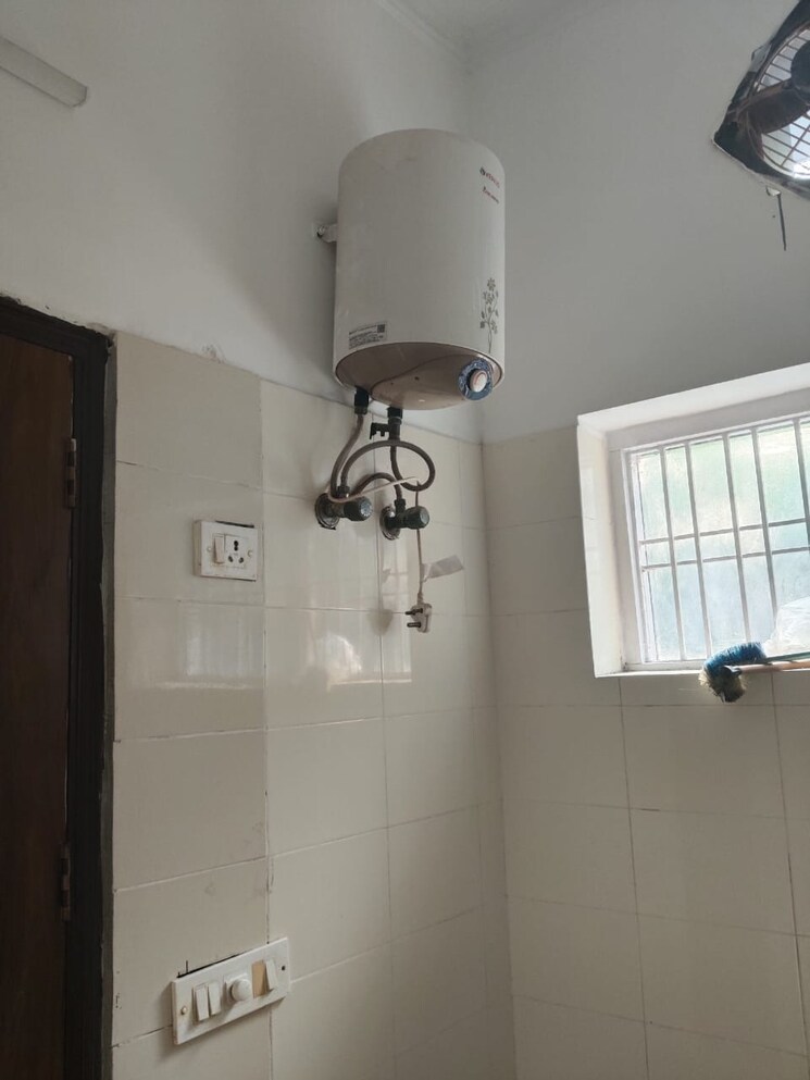 Bathroom, sector 93 3.5 Bedroom 450 Sq.Mt. Independent House In Sector 93 Noida 9595947