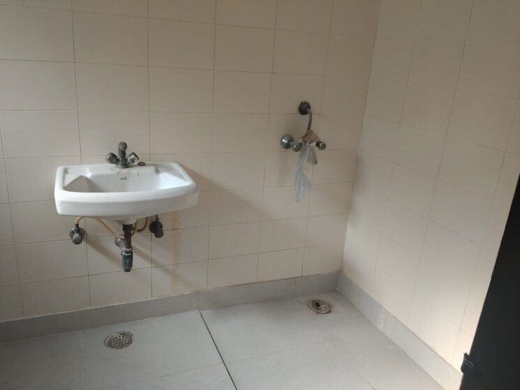 Bathroom, sector 93 3.5 Bedroom 450 Sq.Mt. Independent House In Sector 93 Noida 9595947