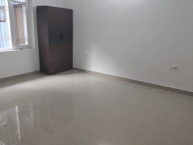 Room, sector 93 3.5 Bedroom 450 Sq.Mt. Independent House In Sector 93 Noida 9595947