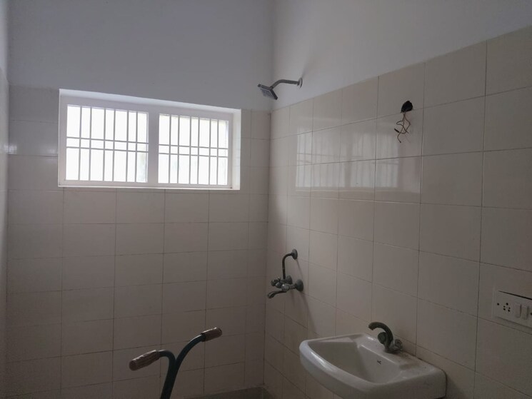 Bathroom, sector 93 3.5 Bedroom 450 Sq.Mt. Independent House In Sector 93 Noida 9595947