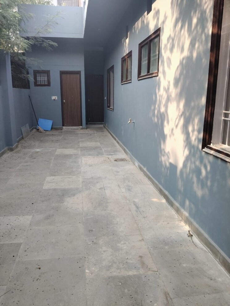 Balcony, sector 93 3.5 Bedroom 450 Sq.Mt. Independent House In Sector 93 Noida 9595947