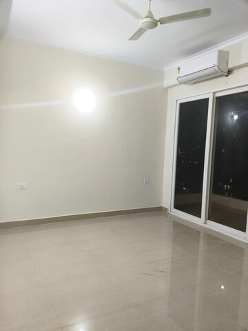 Room in 4 BHK Apartment at Amrapali Crystal Homes, Sector 76 – for Rent