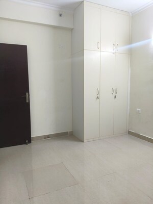 Room in 4 BHK Apartment at Amrapali Crystal Homes, Sector 76 – for Rent