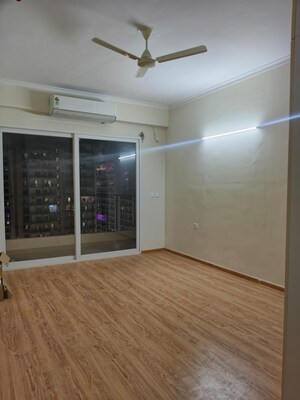 Room in 4 BHK Apartment at Amrapali Crystal Homes, Sector 76 – for Rent