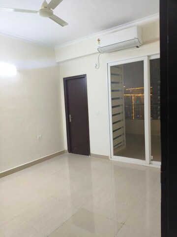 Room in 4 BHK Apartment at Amrapali Crystal Homes, Sector 76 – for Rent