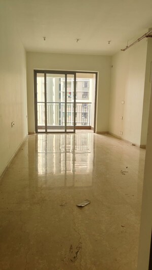 Room in 2 BHK Apartment at Kalpataru Paramount, Kapur Bawdi – for Rent