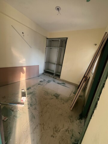 Room in 2 BHK Apartment at Amrapali Dream Valley, Amrapali Dream Valley – for Rent