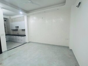 Room in 3 BHK Apartment at Smart World Orchard, Sector 61 – for Rent