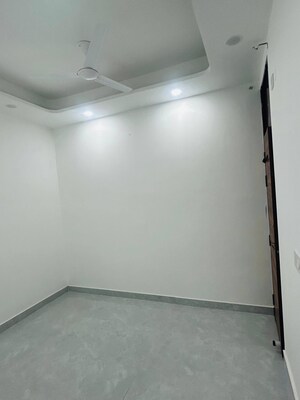 Room in 3 BHK Apartment at Smart World Orchard, Sector 61 – for Rent