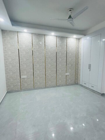 Room in 3 BHK Apartment at Smart World Orchard, Sector 61 – for Rent