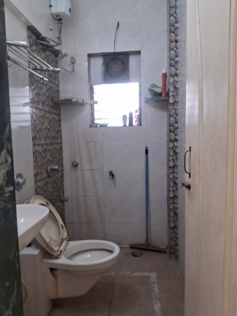 Bathroom, unity-wadala-chs 2 Bedroom 627 Sq.Ft. Apartment In Antop Hill Mumbai 9596100