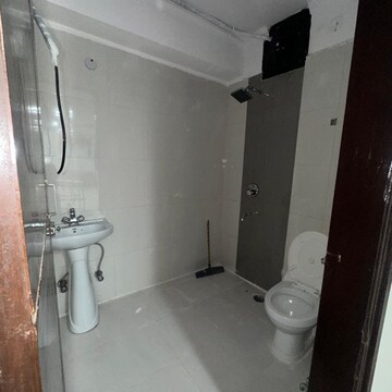 Bathroom in 5 BHK Builder Floor at Katwaria Sarai – for Rent