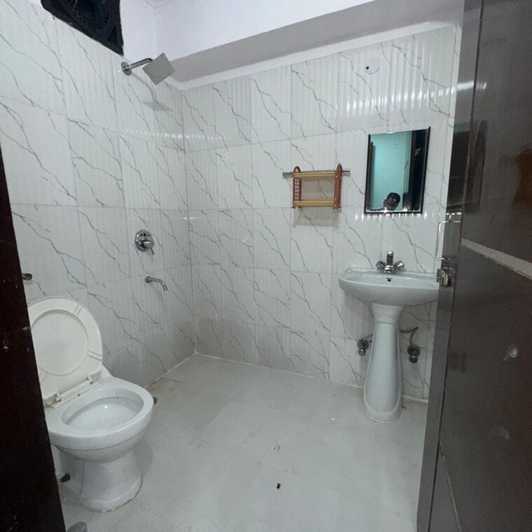 Bathroom, katwaria sarai 5 Bedroom 1600 Sq.Ft. Builder Floor In Katwaria Sarai Delhi 9596210