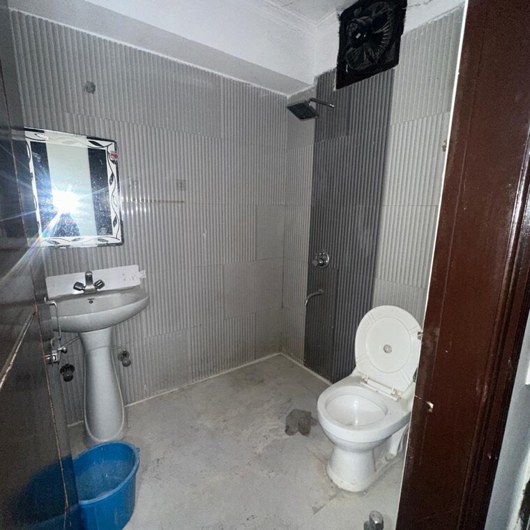 Bathroom, katwaria sarai 5 Bedroom 1600 Sq.Ft. Builder Floor In Katwaria Sarai Delhi 9596210