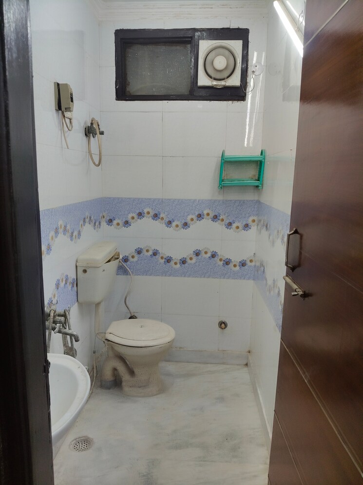 Bathroom, govindpuri 3 Bedroom 910 Sq.Ft. Builder Floor In Govindpuri Delhi 9596220