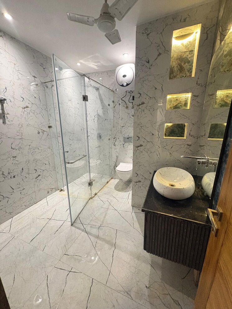 Bathroom, sector 22 1.5 Bedroom 980 Sq.Ft. Builder Floor In Sector 22 Gurgaon 9596294