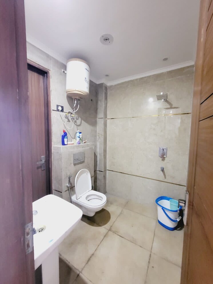 Bathroom, freedom fighters enclave 3 Bedroom 1800 Sq.Ft. Builder Floor In Freedom Fighters Enclave Delhi 9596363