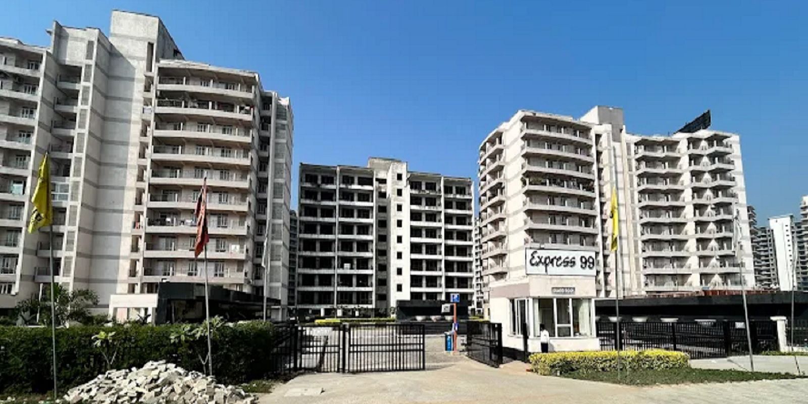 3.5 BHK + Servant Room Apartment For Sale in Pareena Express Heights
