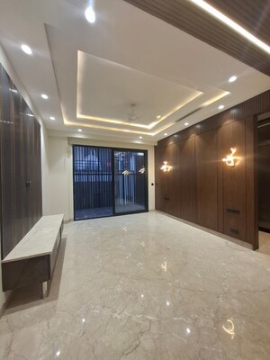 Room in 3 BHK Builder Floor at DLF Atria, Dlf Phase ii – for Sale