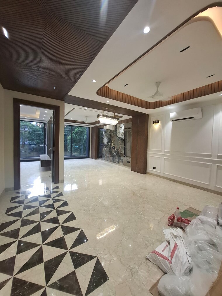  Parking, dlf-atria 3 Bedroom 1800 Sq.Ft. Builder Floor In Dlf Phase ii Gurgaon 9596432