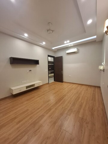 Room in 4 BHK Builder Floor at DLF Atria, Dlf Phase ii – for Sale