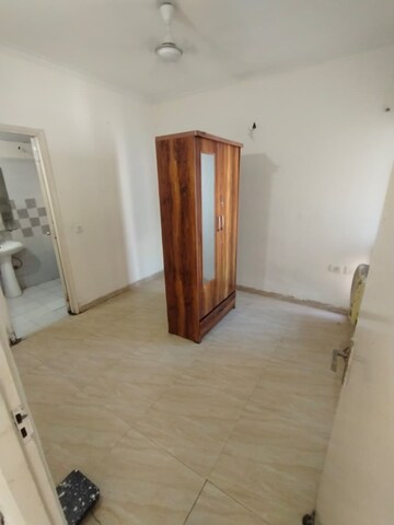 Room in 3 BHK Apartment at Amrapali Silicon City, Sector 76 – for Sale