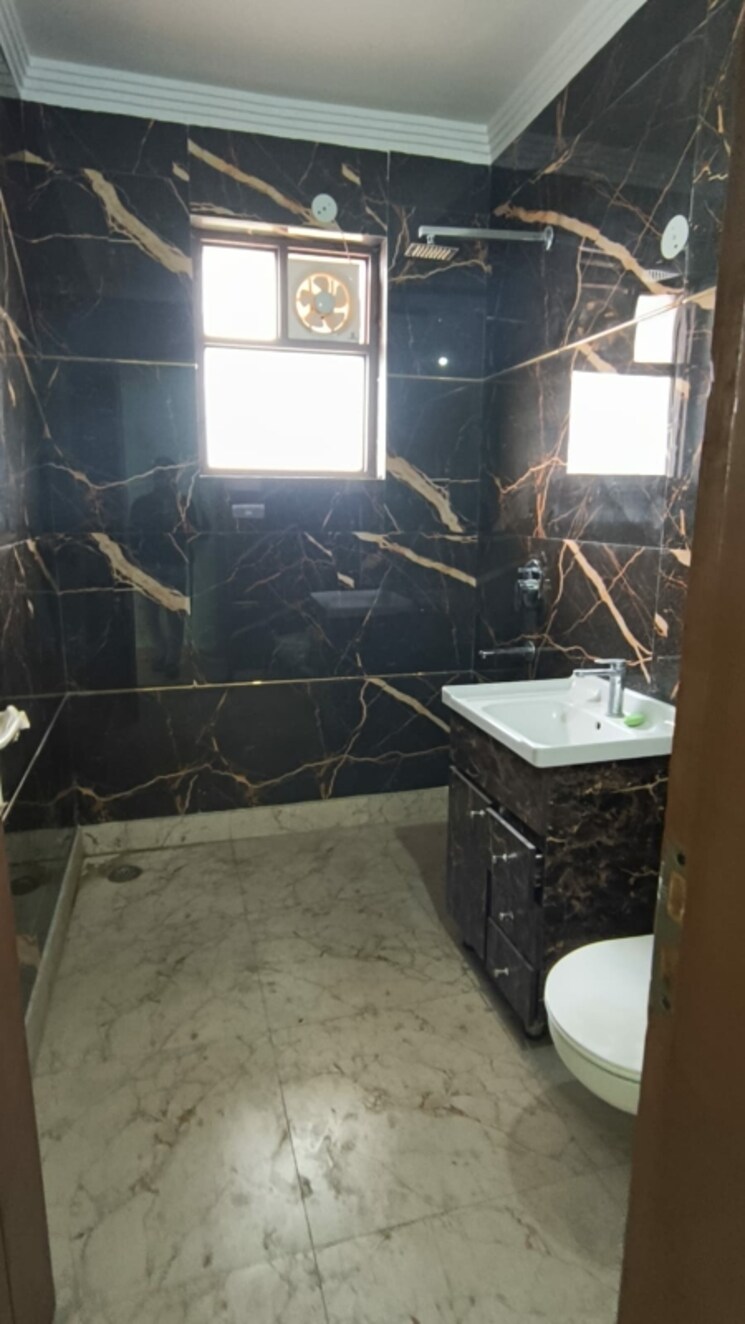 Bathroom, green fields colony 4 Bedroom 350 Sq.Yd. Builder Floor In Green Fields Colony Faridabad 9596553