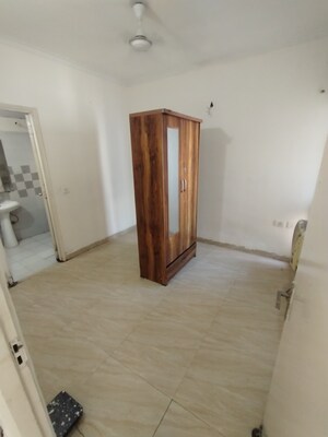 Room in 2.5 BHK Apartment at Amrapali Silicon City, Sector 76 – for Sale