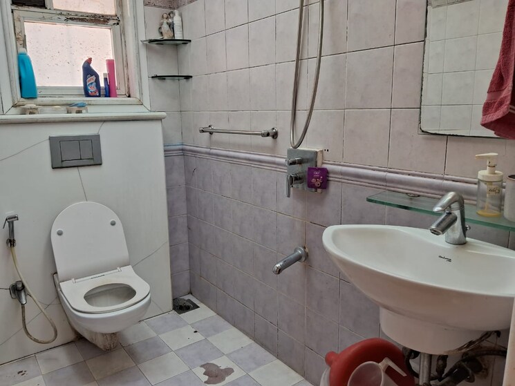 Bathroom, sher-e-punjab 4 Bedroom 1500 Sq.Ft. Apartment In Andheri East Mumbai 9596580